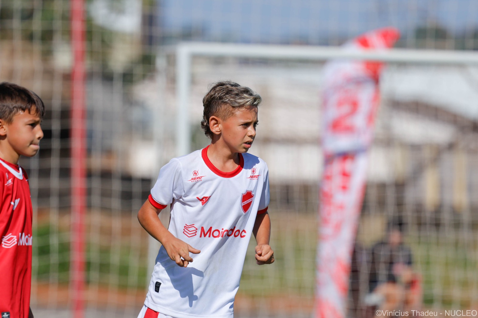 Samuel Borba jogando com o uniforme branco do Vila Nova