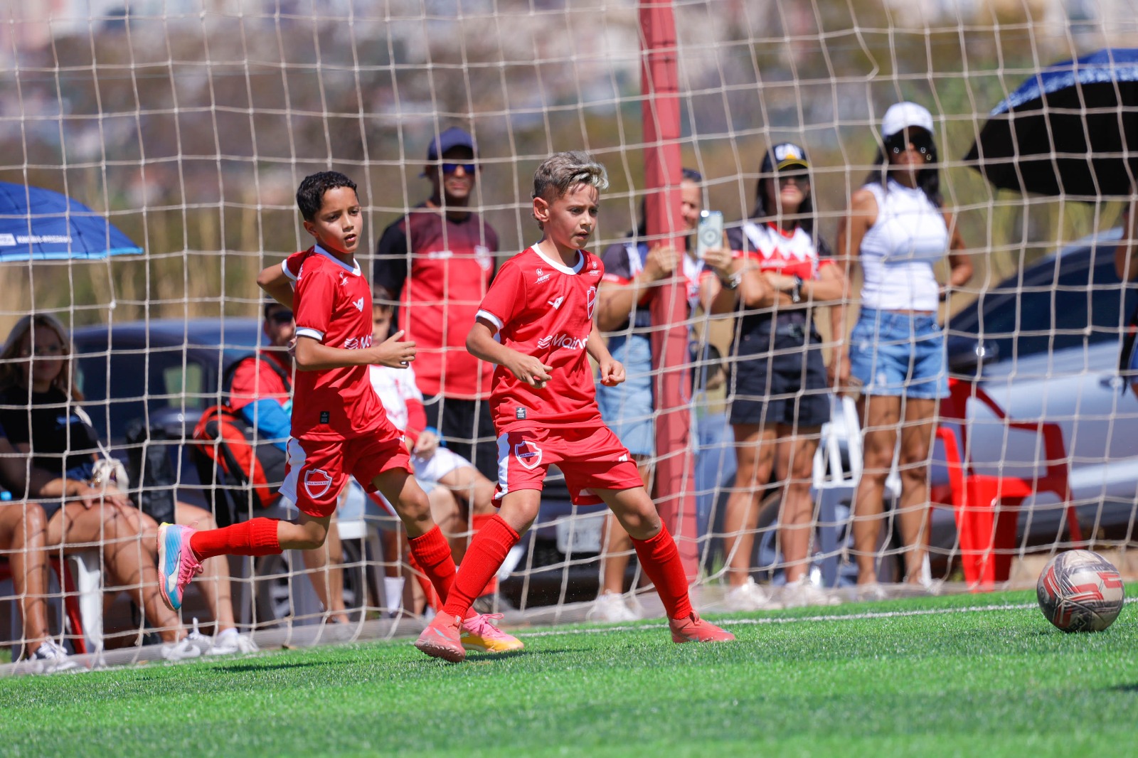 Samuel Borba em campo com o uniforme vermelho do Vila Nova
